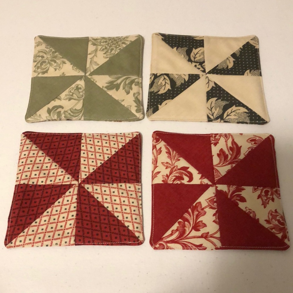 Set of 4 Pinwheel Mug Rugs